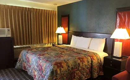 The River Inn & Suites