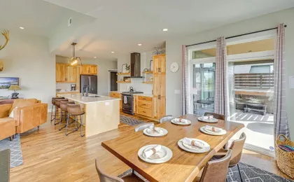 Stylish Montana Vacation Rental w/ Private Hot Tub