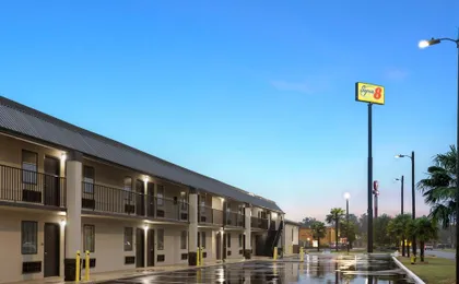 Super 8 by Wyndham Perry Ga