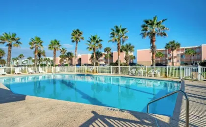 Sleeps 18 2 Beachfront Condos, Pool, Pickleball Courts Island Retreat