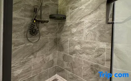 Tuke Light Hotel (Liangcheng Park Branch, North Station Road, Shanghai)
