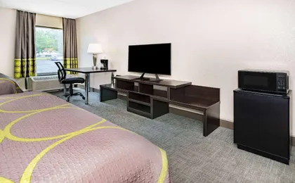Super 8 by Wyndham Mount Laurel