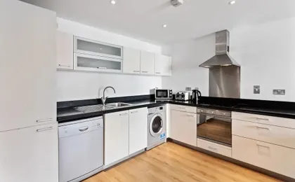2 Bed W/private Balcony 10 min to Canary Wharf Stn