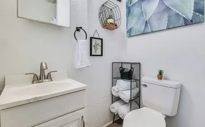 Walk to Winter Haven Hospital: Convenient Apt