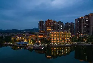 Donghai Xianhucheng Huanglong Hotel