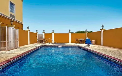 La Quinta Inn & Suites by Wyndham Mercedes Outlet Mall