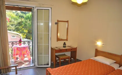 Holiday Studio Apartments "Yannis" on the Beach of Agios Gordios in Corfu