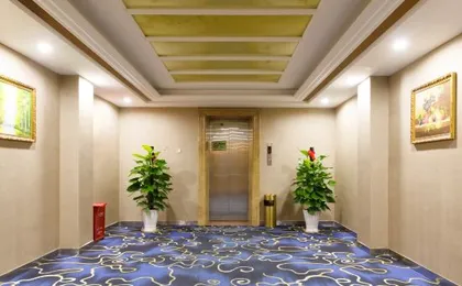 Pengyue Shenzhen Hotel (Gongming Square Subway Station)