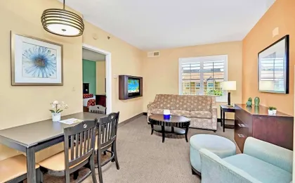 Cozy Apartment w Pool and Hot Tub - Near Disney