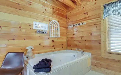 Family Haven w/ Hot Tub! 5 Mi to Dtwn Pigeon Forge