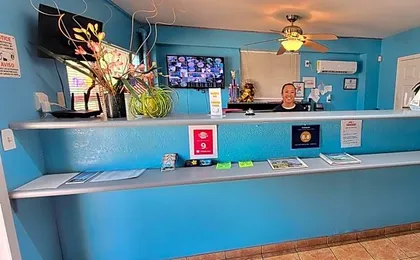 Upper Deck Hotel and Bar - Adults Only