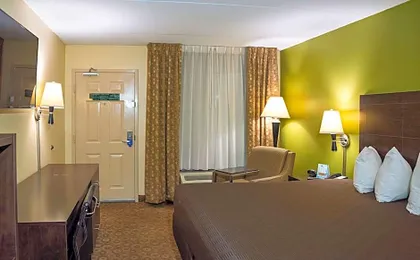 Rodeway Inn & Suites Clarksville near Governors Square Mall