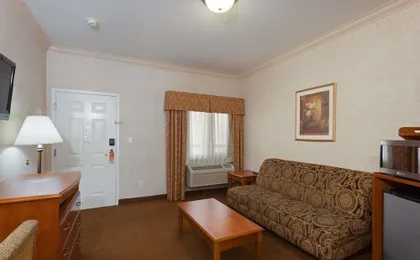 Howard Johnson by Wyndham Pico Rivera Hotel & Suites