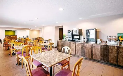 Norwood Inn & Suites Milwaukee