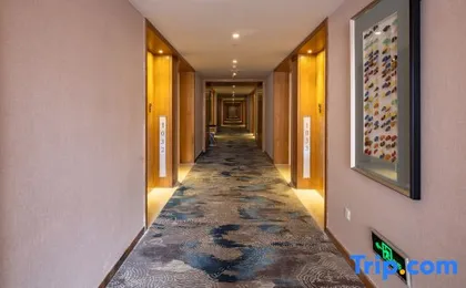 Hangzhou YinLonghui Leisure Theme Hotel (Xiaoshan Tonghui Middle Road Subway Station)