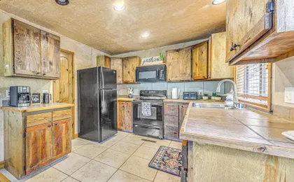 Hot Tub Haven w/ Game Room & Grill in Ruidoso!