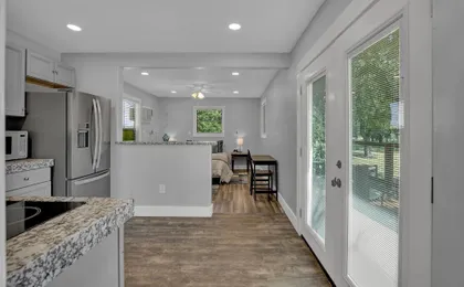 Stunning Home With Hot Tub Sauna and Grill!