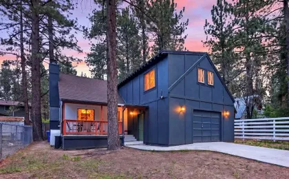 Angeles Boulevard by Avantstay Striking Mountain Home + Fire Pit + Foosball + 2 Living Areas Near Big Bear Mountain Resort + Village + Lake