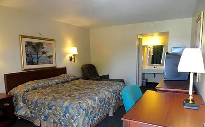 Red Carpet Inn (formerly Royal Inn)