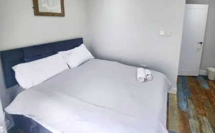 The Red Lounge House - sleeps 14
