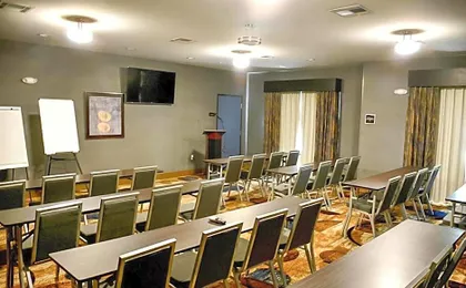 Del-Mar Airport Inn & Suites