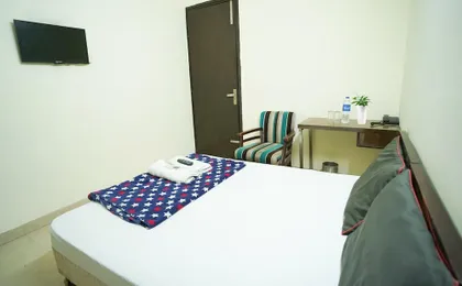 Roomshala 014 Hotel Em