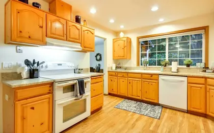 Milwaukie Home w/ Covered Porch: Dogs Welcome!