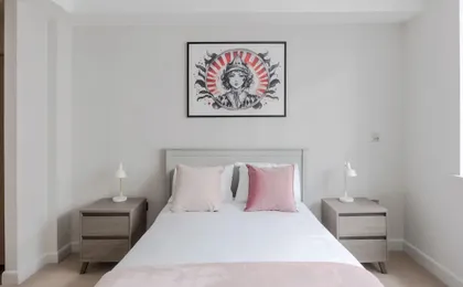 The Eyre Suite Five - Farringdon - by Frankie