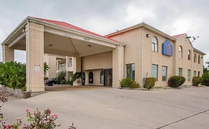 Motel 6 San Antonio - Fiesta Trails