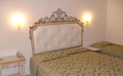 Residenza Due Torri check in presso HOTEL CENTRALE Vicolo Cattani 7