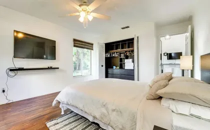3 Mi to Seaworld! Suburban Home w/ Screened Porch