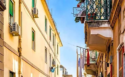 Neve Al Sole Modern Suites near Metro Materdei in Naples Center