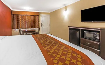 Rodeway Inn & Suites Corona