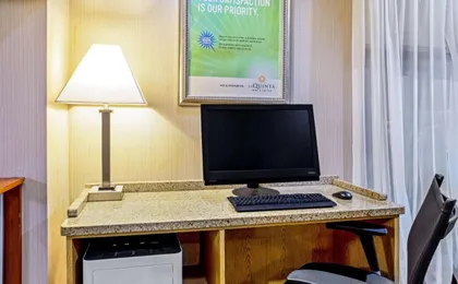 La Quinta Inn & Suites by Wyndham Stamford / New York City