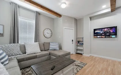 Stockyards- 4min Pet Friendly 3BR Luxe Gem