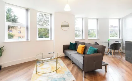Stylish Flat in Romford - 5mins for Elizabeth Line