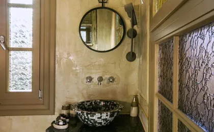 Classic Villa Ottoman