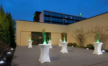 Holiday Inn & Suites Charleston West