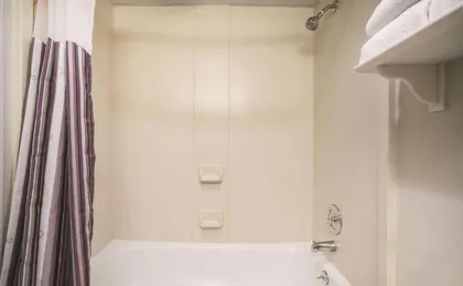 La Quinta Inn & Suites by Wyndham DFW Airport South / Irving