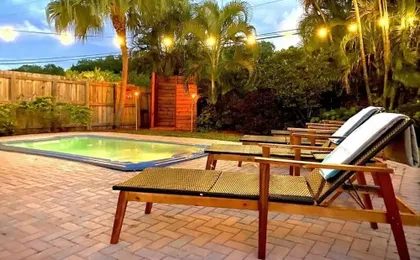 Fox Island Heated Spa- Downtown & Beach 4 Bedroom Home