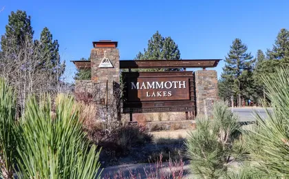 Bridges 105 Pet-Friendly. Ski-in Ski-out Condo with Beautiful Mountain Views and Private Washer Dryer by RedAwning