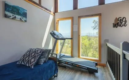 Hot Tub & Mini Golf: Mtn-view Haven in Kodak!