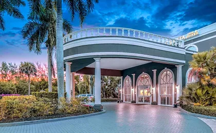 La Quinta Inn & Suites by Wyndham Naples Downtown