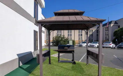 Days Inn & Suites by Wyndham Fort Bragg/Cross Cree