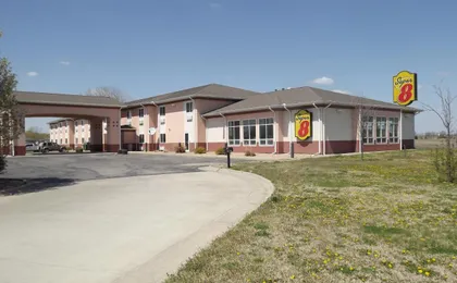 Super 8 by Wyndham Iola Ks