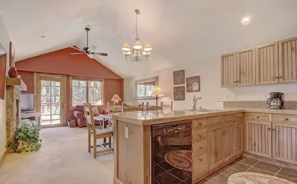 Bright + Scenic 2br - 7ppl Steps To Ski Lifts + Main Street 2 Bedroom Condo by RedAwning