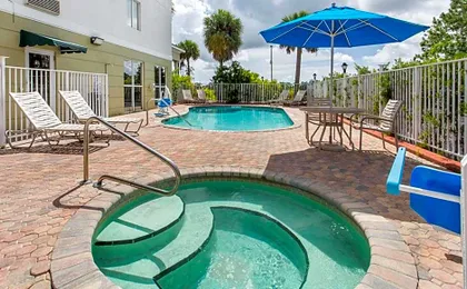 Days Inn & Suites by Wyndham Fort Pierce I-95