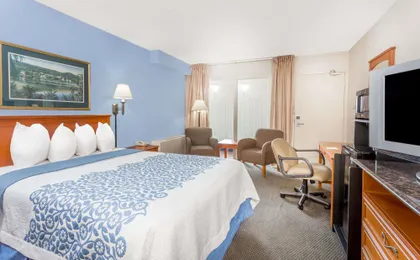 Days Inn by Wyndham Cedar Falls - University Plaza