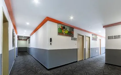 Red House Hotel (Shanghai Red House Hospital Lujiabang Road Subway Station Branch)