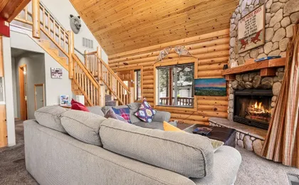 3 Cubs Lakefront - Stunning Lakeside Home With Hot Tub, Foosball, And Lake View! 3 Bedroom Home